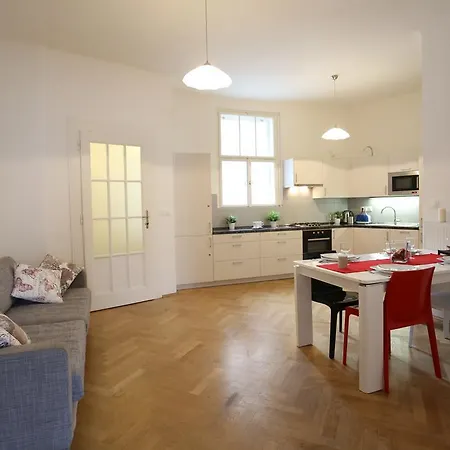 Large Wenceslas Square For 10 Guests