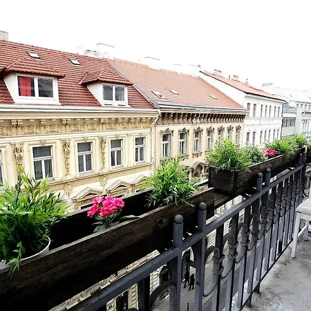 Large Wenceslas Square For 10 Guests * Praga