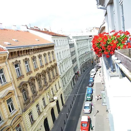 Large Wenceslas Square For 10 Guests