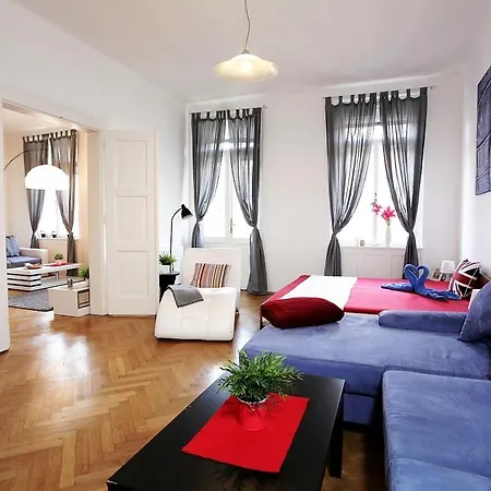 Large Wenceslas Square For 10 Guests