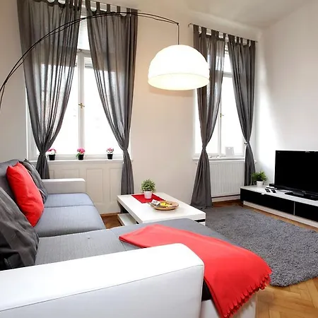 Large Wenceslas Square For 10 Guests 公寓